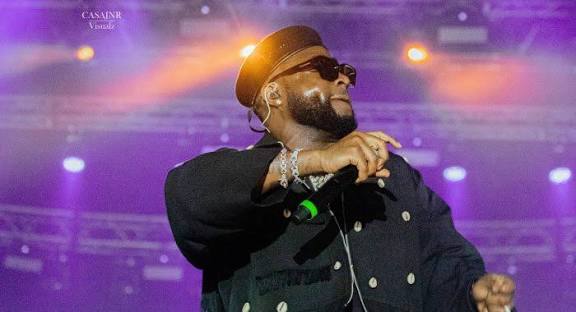 “I’m So Happy My Music Make Y’all Feel This Way” — Davido Breaks Down as Fan Cries During Uyo 5IVE Alive Tour